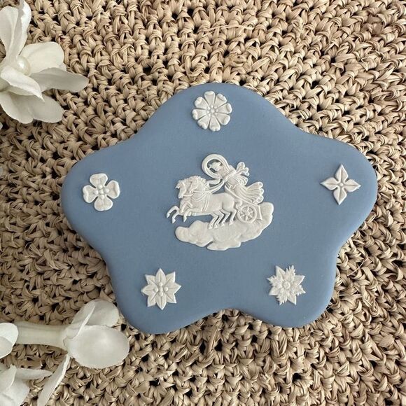 Wedgwood Vintage Blue White Jasperware Cloud Shaped Trinket Box w/ lid‎ NEW - Picture 1 of 11
